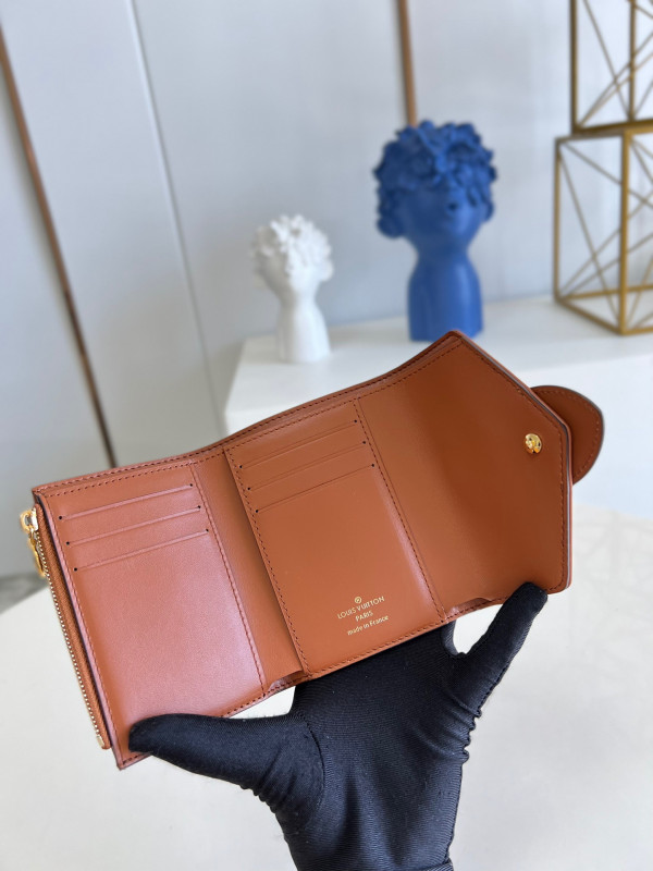l**is V*t*n pont 9 compact wallet