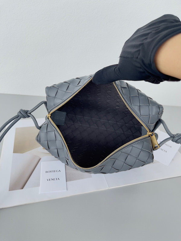 Bo*te*ga ve*ne*ta small loop camera bag