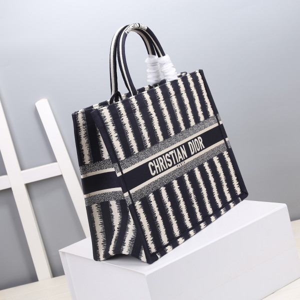 large D*or book tote