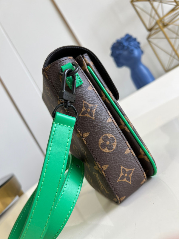 l**is V*t*n s-lock vertical wearable wallet