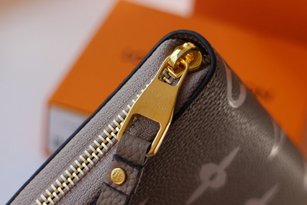 l**is V*t*n zippy wallet