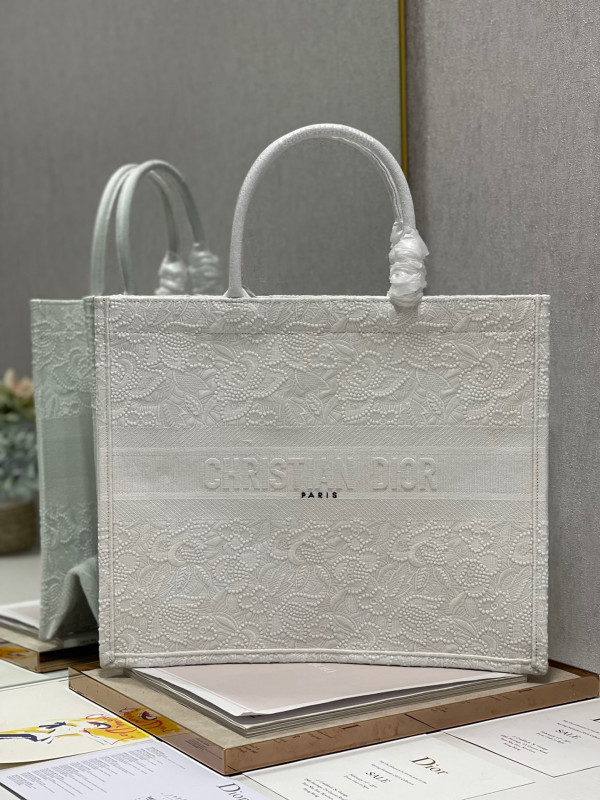 large D*or book tote