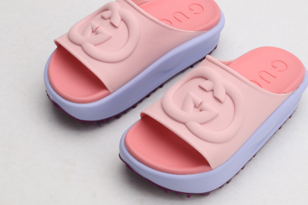 G*u*i slide with interlocking g