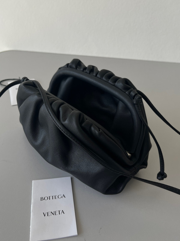 Bo*te*ga ve*ne*ta mini pouch