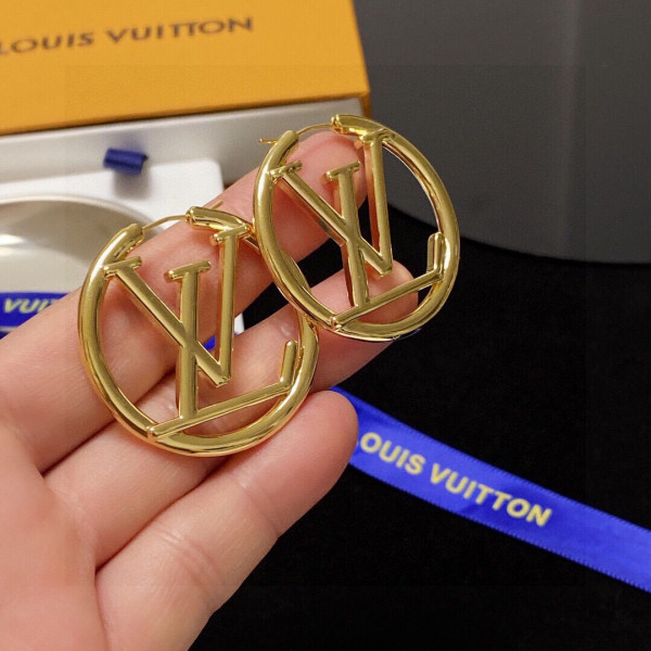 l**is V*t*n earrings