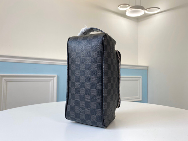l**is V*t*n toiletry pouch