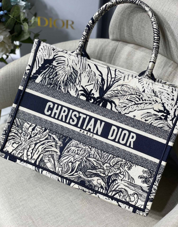 medium D*or book tote