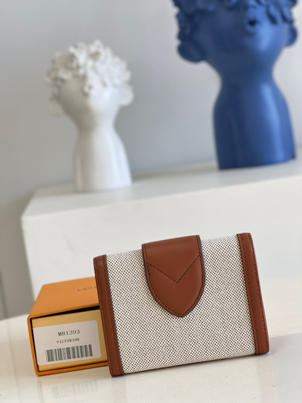 l**is V*t*n pont 9 compact wallet