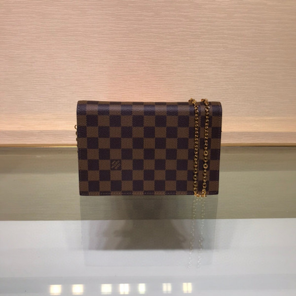 l**is V*t*n croisette chain wallet