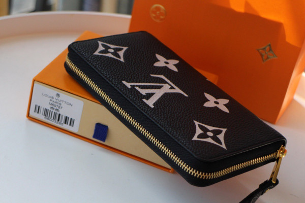 l**is V*t*n zippy wallet