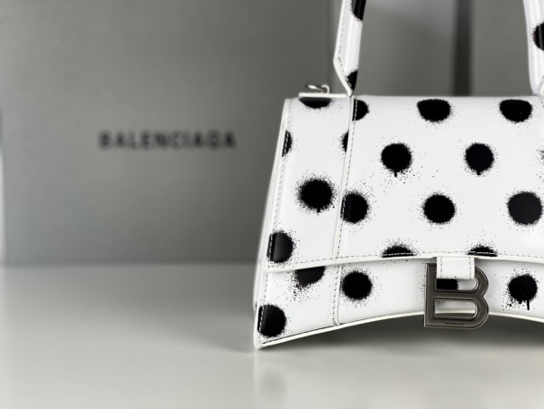 Ba*len*cia*ga hourglass