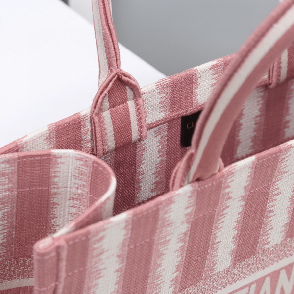medium D*or book tote