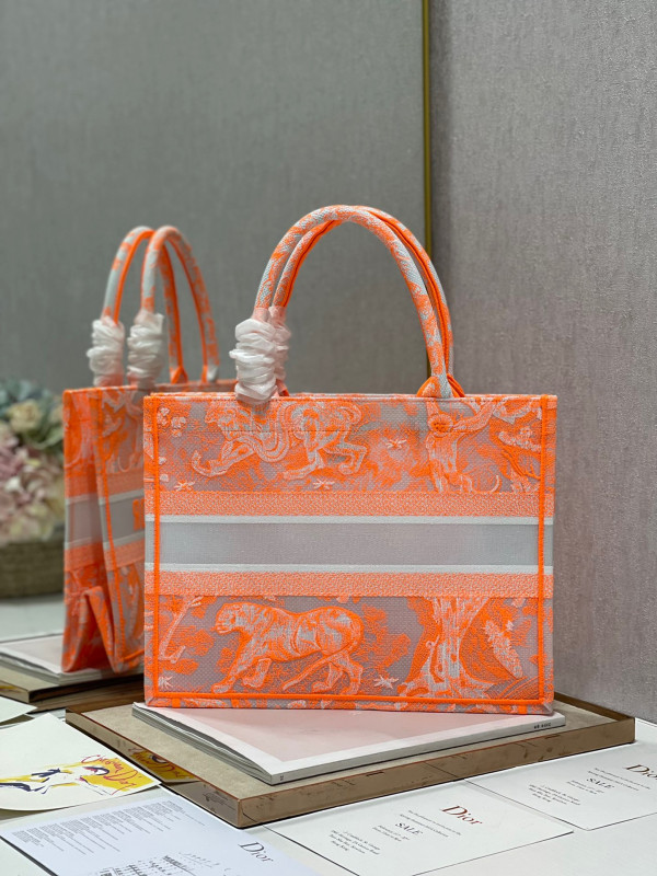 medium D*or book tote