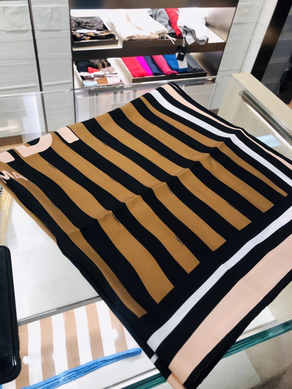 F**di scarf
