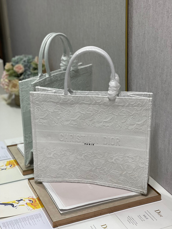 large D*or book tote
