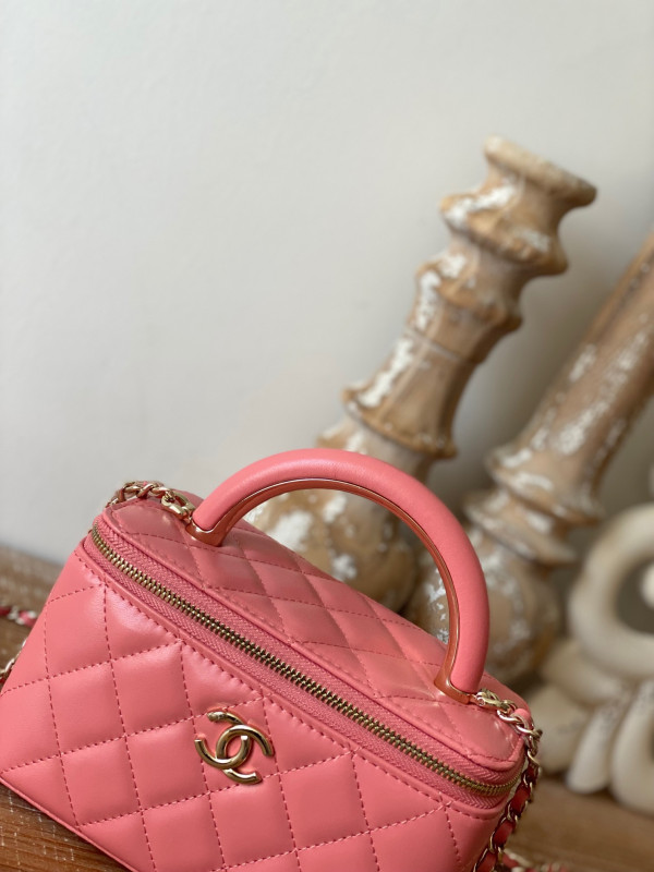 CL VANITY WITH CHAIN