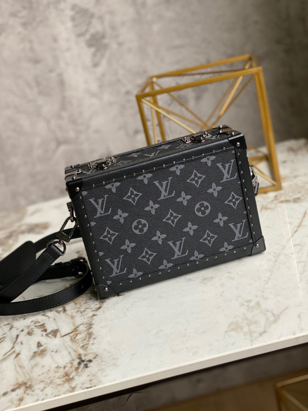 l**is V*t*n clutch box