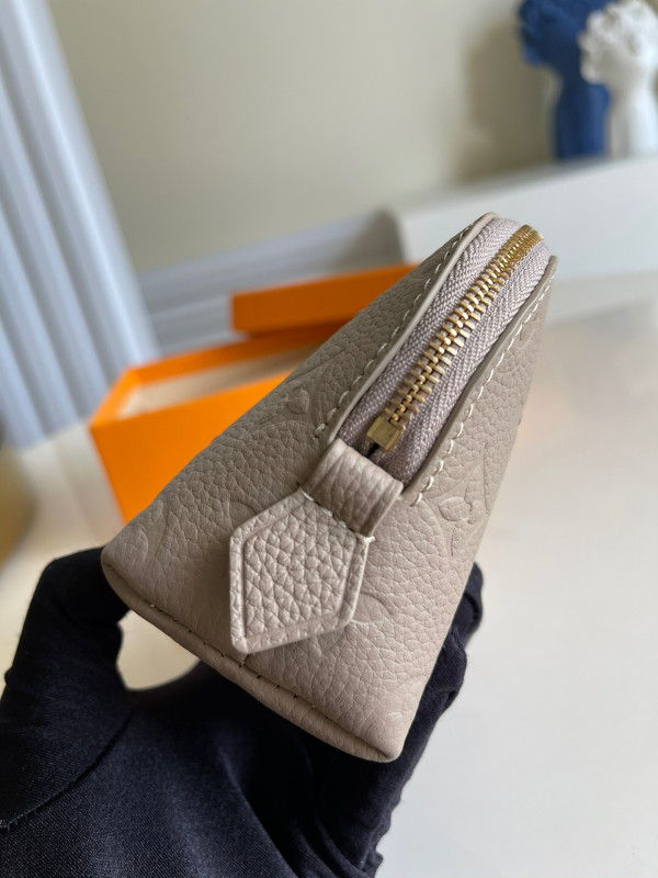 l**is V*t*n cosmetic pouch