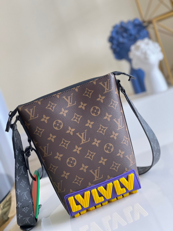 l**is V*t*n cruiser messenger