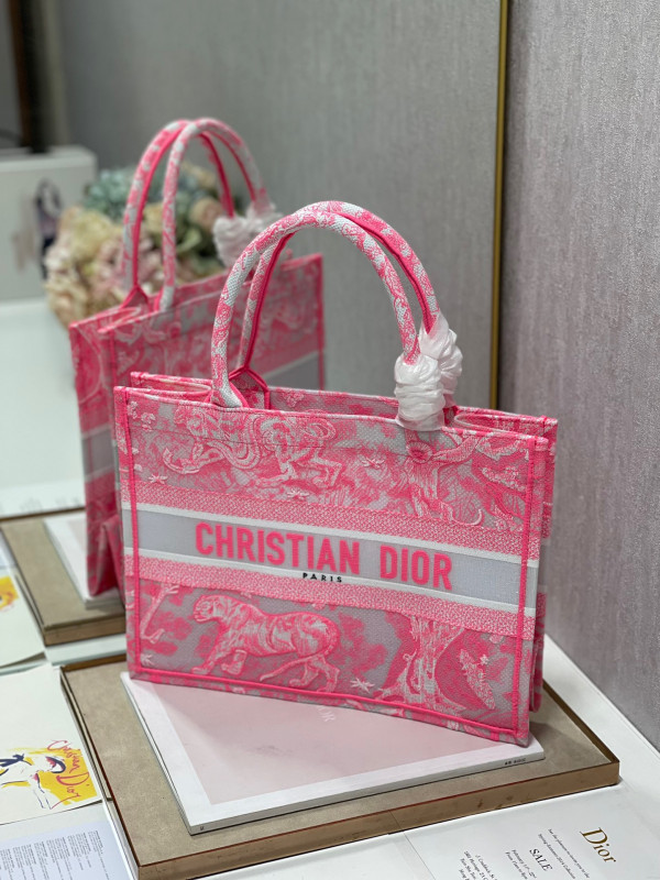 medium D*or book tote