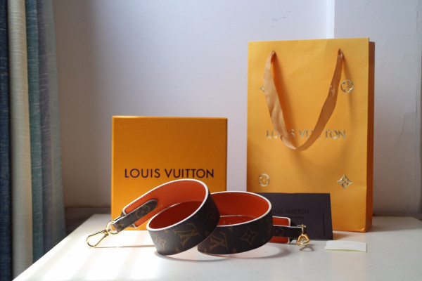l**is V*t*n monogram strap