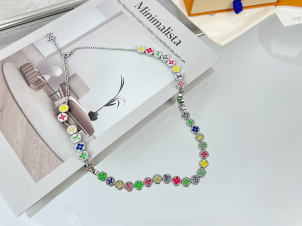 l**is V*t*n necklace