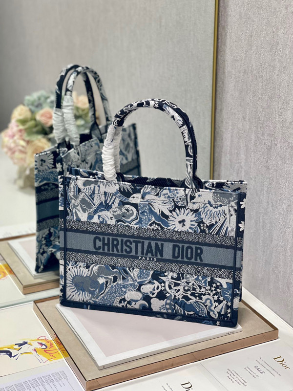 medium D*or book tote