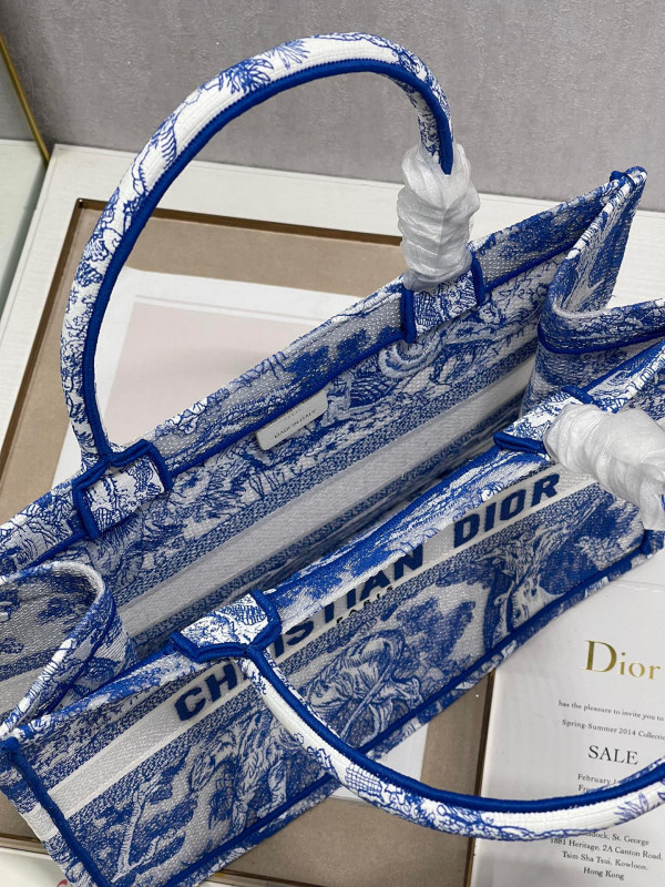 medium D*or book tote