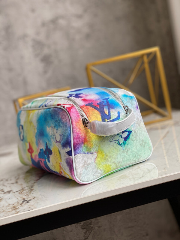 l**is V*t*n toilet dopp pouch