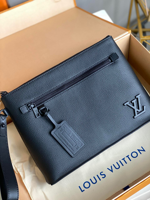 l**is V*t*n ipad pouch