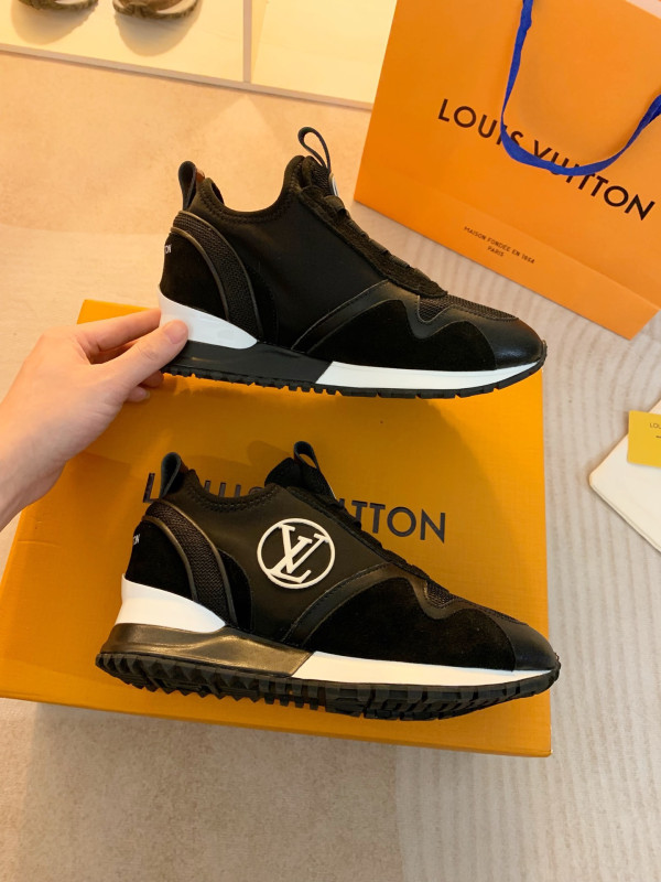 l**is V*t*n sneaker