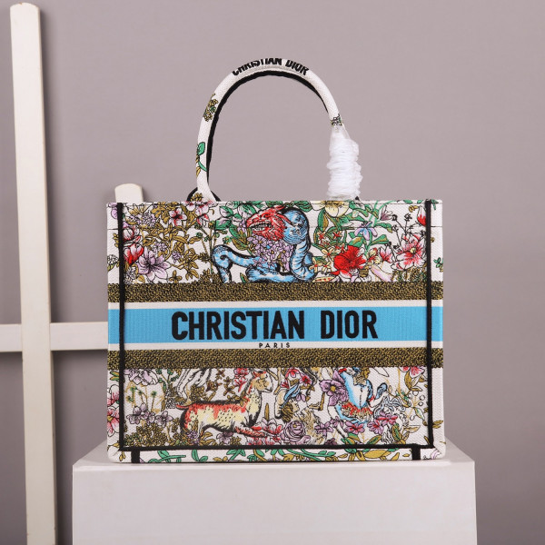 medium D*or book tote