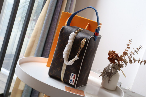 l**is V*t*n lvxnba toiletry bag