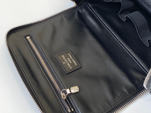 l**is V*t*n toiletry pouch
