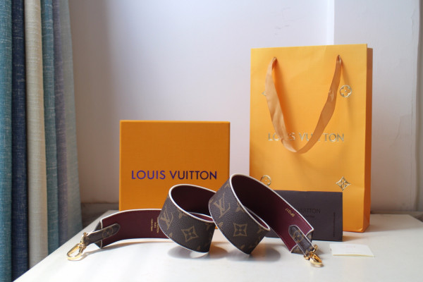 l**is V*t*n monogram strap