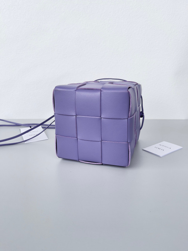 Bo*te*ga ve*ne*ta cassette bucket bag