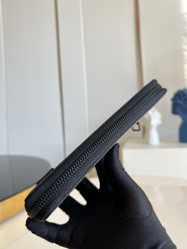 l**is V*t*n zippy wallet