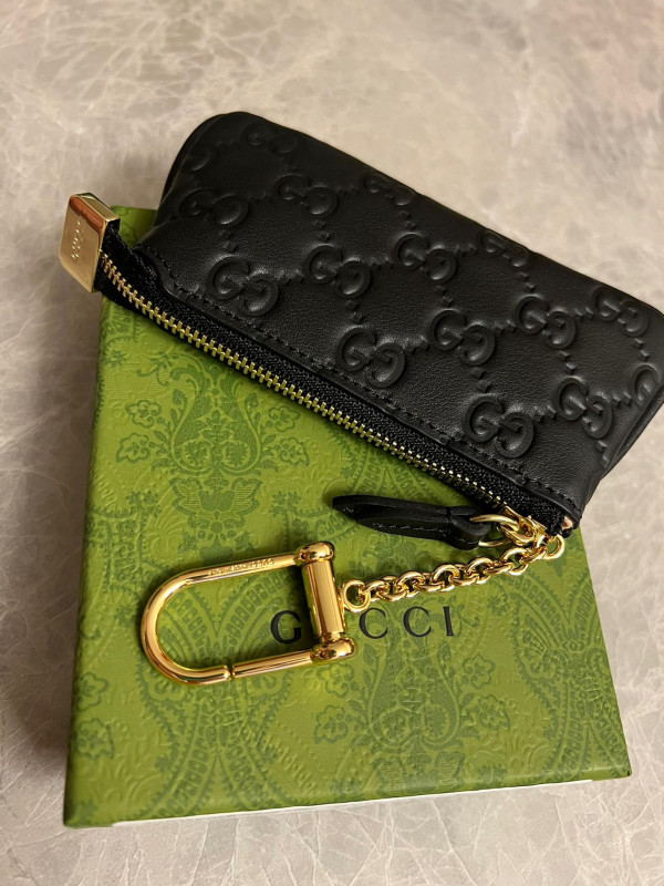 G*u*i signature key case