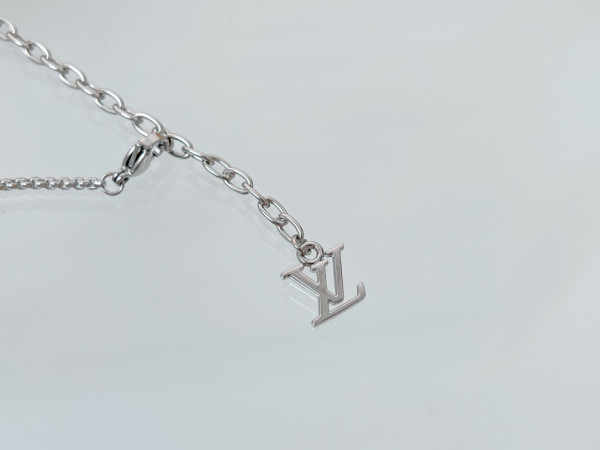 l**is V*t*n necklace