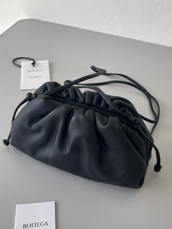 Bo*te*ga ve*ne*ta mini pouch