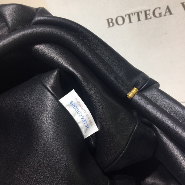 Bo*te*ga ve*ne*ta the pouch