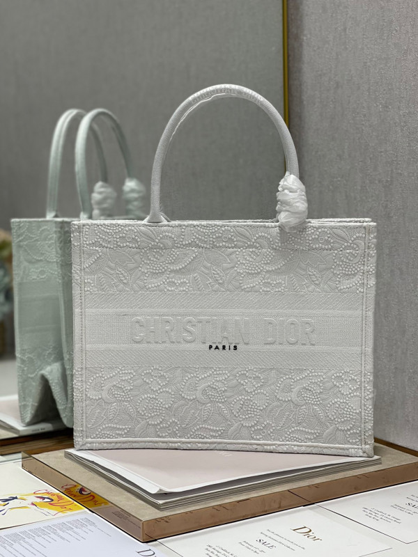 medium D*or book tote