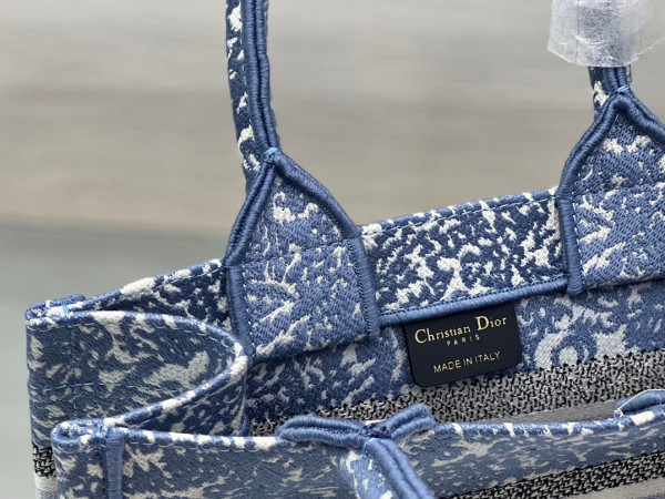 small D*or book tote
