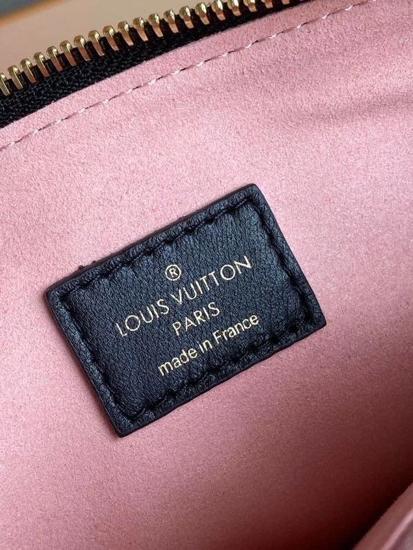 l**is V*t*n coussin pm
