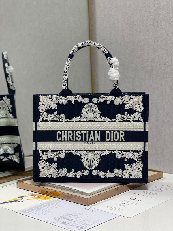 medium D*or book tote