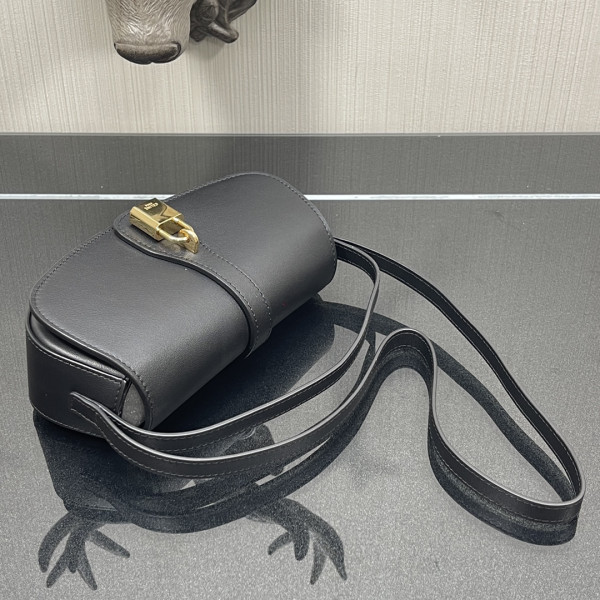 Ce**e clutch on strap