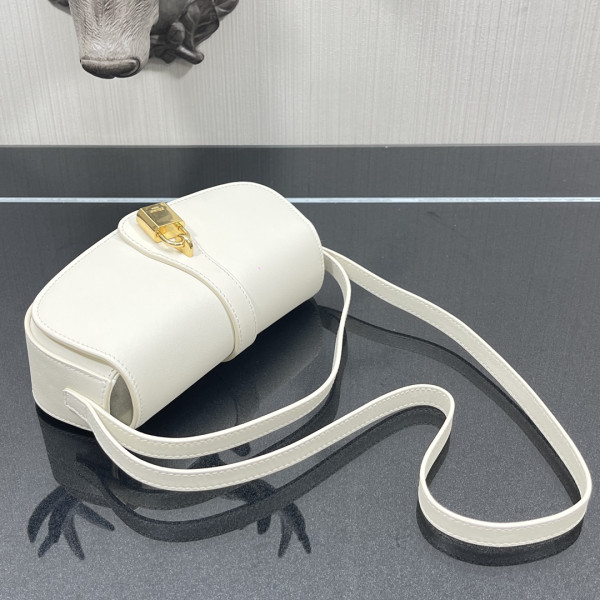 Ce**e clutch on strap