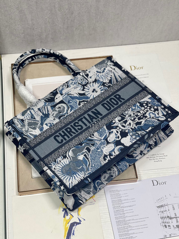 medium D*or book tote