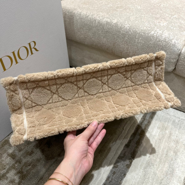 large D*or book tote