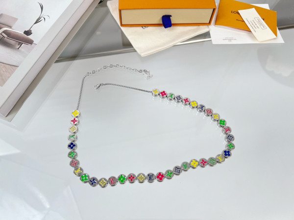 l**is V*t*n necklace